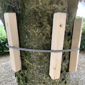 Træstykke til beskyttelse af levende træer, hvor der monteres wire eller hængekøjer. Leveres med rustfri skrue.